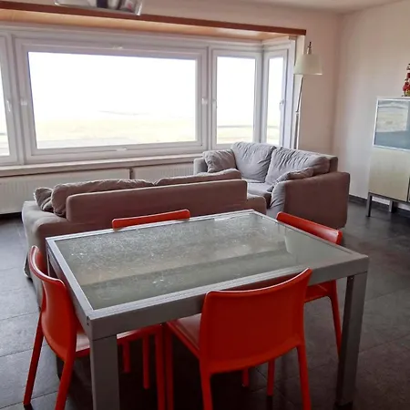 アパート In With Sea Views *